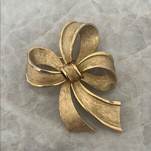 Vintage Crown Trifari Triple Bow Brooch Pin Brushed Gold Tone